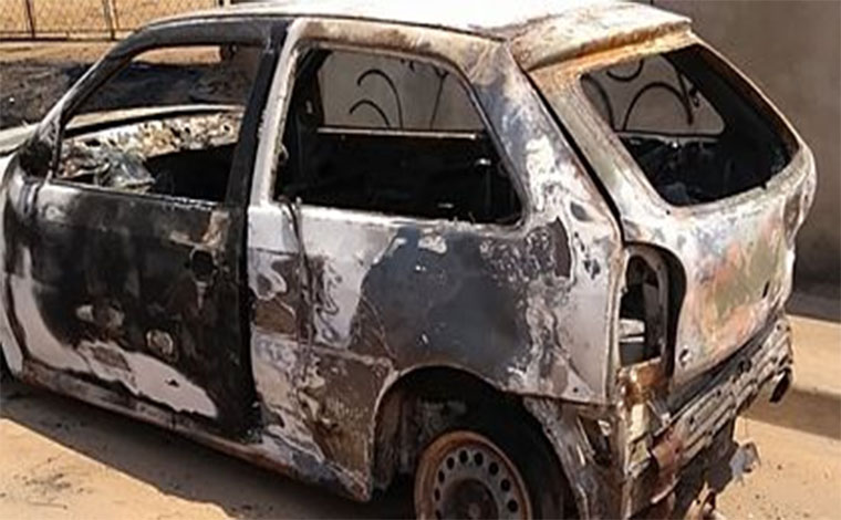 Carro furtado é encontrado pegando fogo no Bairro Itapuã II, em Sete Lagoas