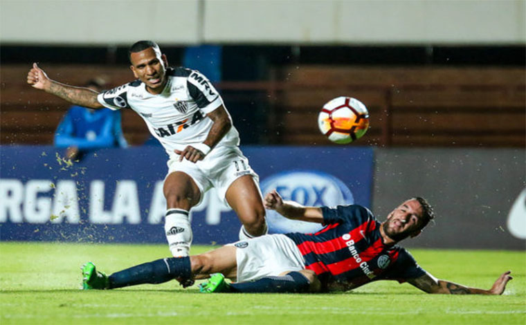 Foto: Bruno Cantini -  Nervoso, time acabou fazendo uma partida ruim; Ãnico gol do jogo foi marcado no primeiro tempo, com GudiÃ±o mandando para as redes em posiÃ§Ã£o irregular