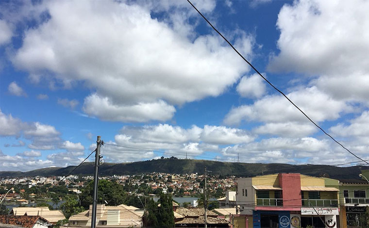 Fim de semana terá céu parcialmente nublado e chuva na maior parte de Minas