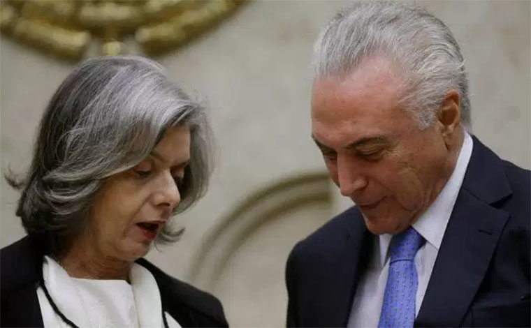 Foto: Reuters - Presidente do STF tomarÃ¡ posse porque presidentes da CÃ¢mara e do Senado ficariam inelegÃ­veis caso assumissem; Por lei, ela passarÃ¡ a ter direito a carros oficiais, seguranÃ§as e aposentadoria especial de quase R$ 30 mil