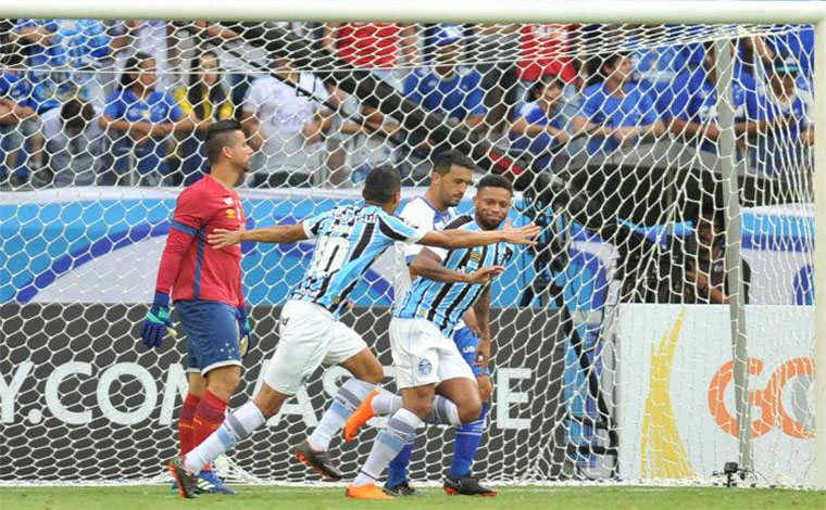 Foto: Alexandre Guzanshe/ EM Data Press - Mesmo jogando com um a mais em boa parte do segundo tempo, Raposa foi inoperante na criaÃ§Ã£o de jogadas e sÃ³ incomodou o goleiro adversÃ¡rio nos acrÃ©scimos