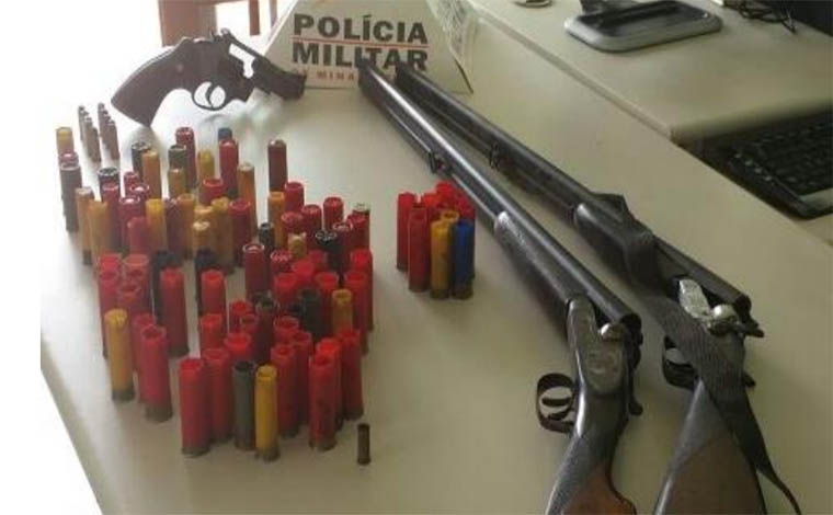 Foto: PMMG - Por meio de uma denÃºncia de que armas eram vendidas no local, policiais chegaram a idoso de 81 anos que assumiu ser dono do material