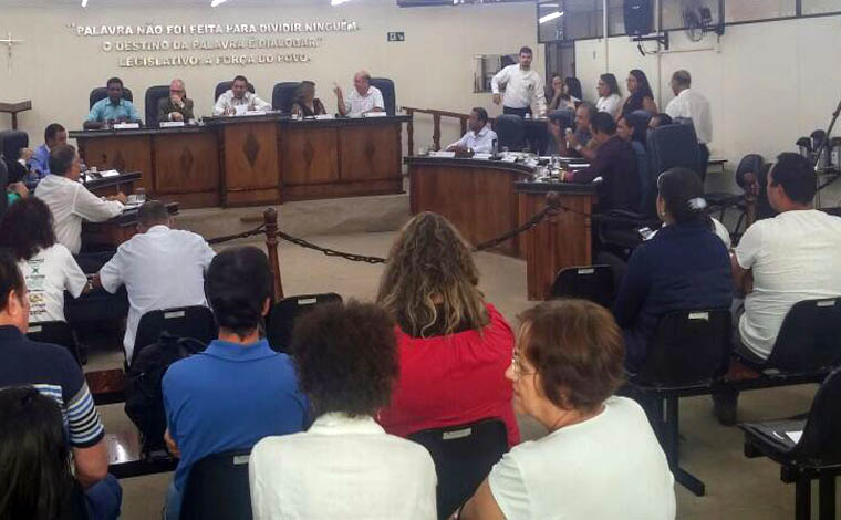 Foto: Ana AmÃ©lia Maciel - Membros do Sind-Ute Sete Lagoas mobilizaram profissionais para solicitar ao Legislativo que cobre do Executivo o cumprimento da lei que determina o pagamento do piso salarial da categoria; SessÃ£o ordinÃ¡ria teve aprovaÃ§Ã£o de mais 