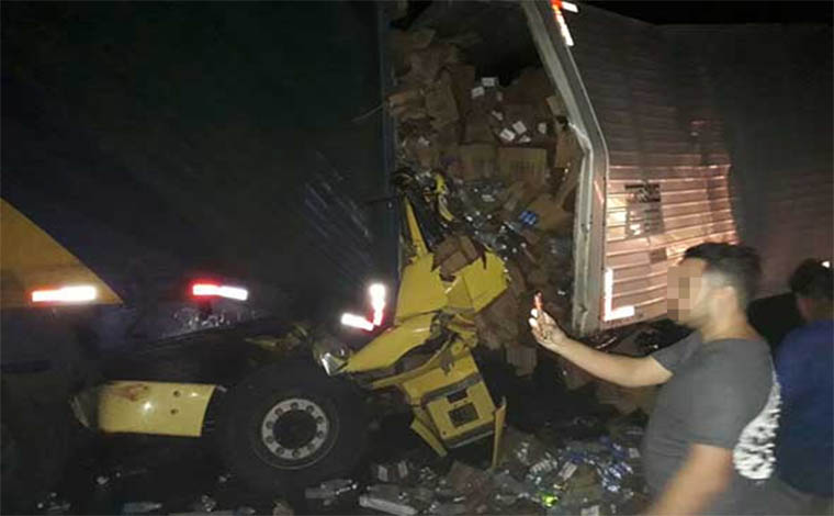 Foto: Via WhatsApp - Motorista de caminhÃ£o que se chocou em traseira de carreta nÃ£o resistiu e outra pessoa ficou gravemente ferida; Congestionamento chegou a 6 km e RibeirÃ£o das Neves, com interdiÃ§Ã£o total da pista no sentido Sete Lagoas