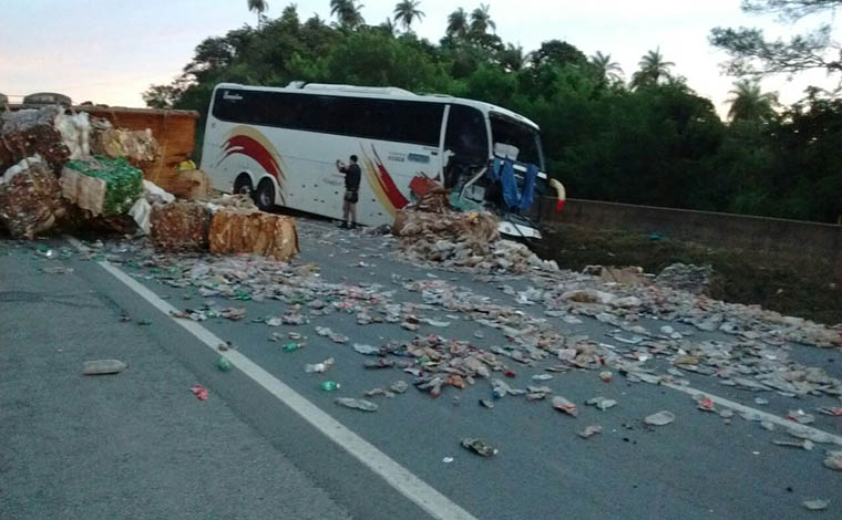 Acidente entre ônibus e carreta deixa 11 feridos na BR 040, em Sete Lagoas