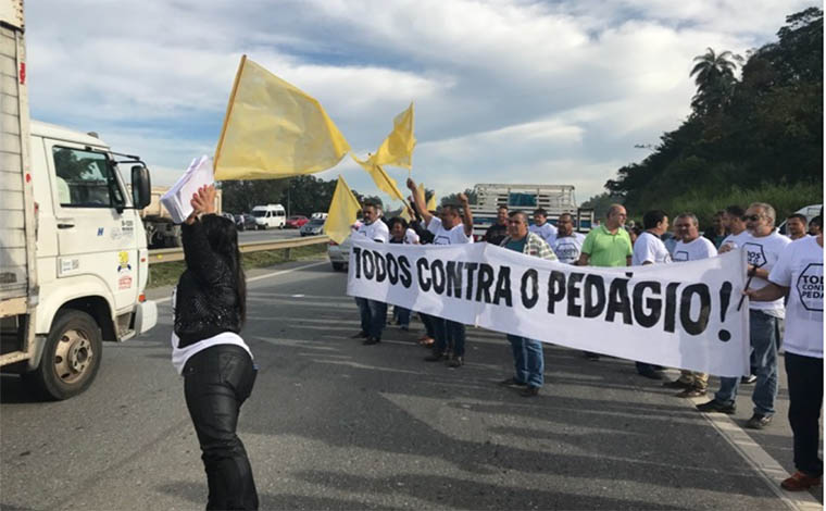 Foto: Ronaldo AraÃºjo - Cerca de 150 membros do movimento ''Todos Contra o PedÃ¡gio'' exibiram faixas e panfletaram na rodovia, em SÃ£o JosÃ© da Lapa; Prefeitos anunciaram que vÃ£o recorrer Ã  justiÃ§a para barrar cobranÃ§as