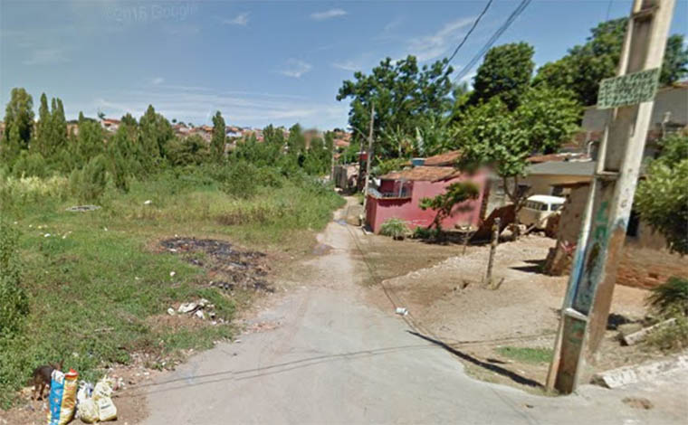 Foto: Street View - Autor foi preso apÃ³s tentar se esconder em um matagal; Ele relatou ter acertado pauladas na cabeÃ§a da vÃ­tima porque ela jogava bombas no telhado da casa onde ele mora 