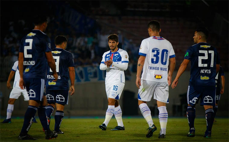 Foto: CEC - Em partida contra a La U, no Chile, Raposa teve muitas dificuldades para criar jogadas de ataque e terminou primeiro turno com apenas dois pontos em nove disputados