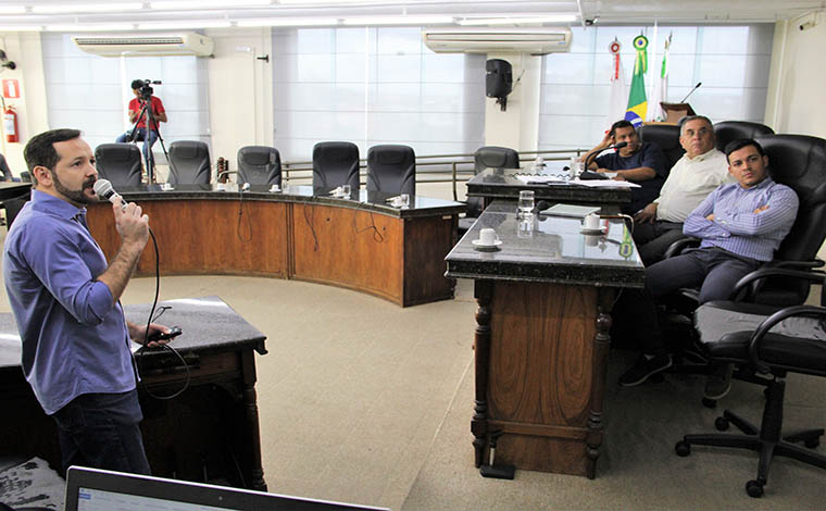 Foto: DivulgaÃ§Ã£o - Em atendimento Ã  Lei de Responsabilidade Fiscal, relaÃ§Ã£o de gastos foi apresentada ao Legislativo em reuniÃ£o  entre representantes dos dois poderes