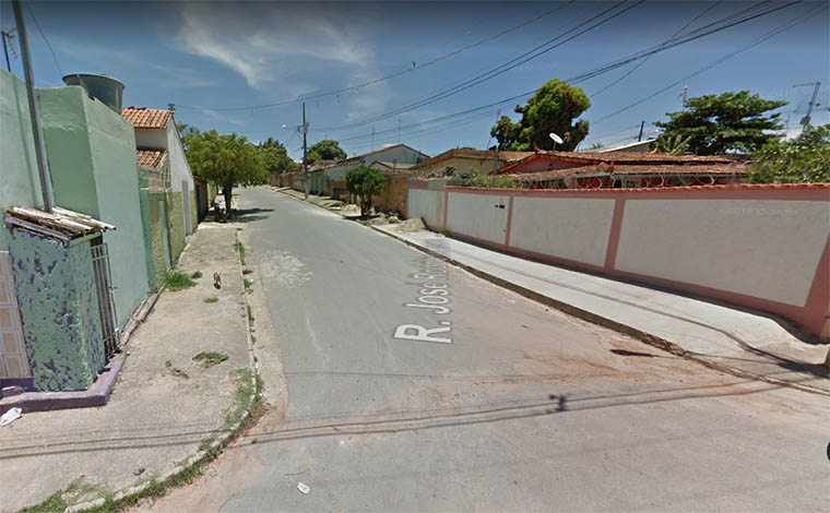 Foto: Street View - Por meio de uma denÃºncia, policiais chegaram atÃ© uma casa na Rua JosÃ© Rodrigues Soares, onde encontraram um homem e dois menores com drogas, material para dolagem e um facÃ£o