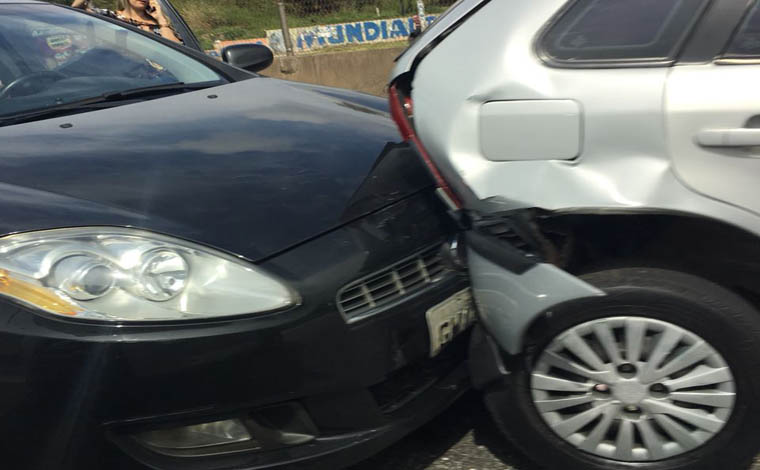 Foto: Via Whatsapp - SequÃªncia de colisÃµes envolvendo trÃªs carros gerou congestionamento de aproximadamente quatro quilÃ´metros, mas pistas jÃ¡ foram liberadas