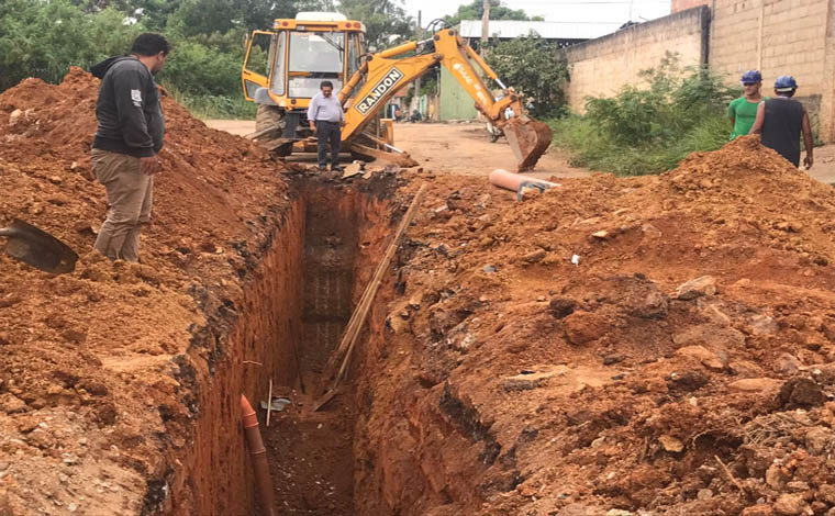 Saae realiza obra para esgoto não cair em córrego no Bairro Universitário