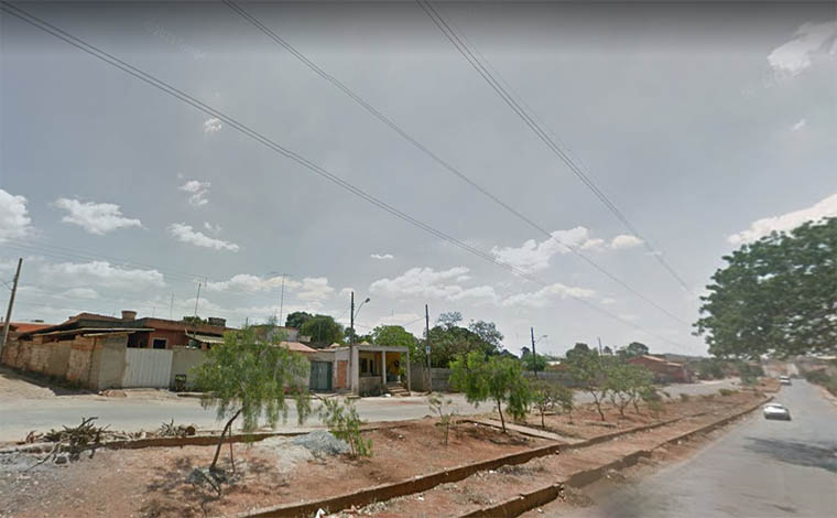 Foto: Street View - Rapaz foi surpreendido com tiros no braÃ§o e nas nÃ¡degas; PM faz rastreamento em busca do autor