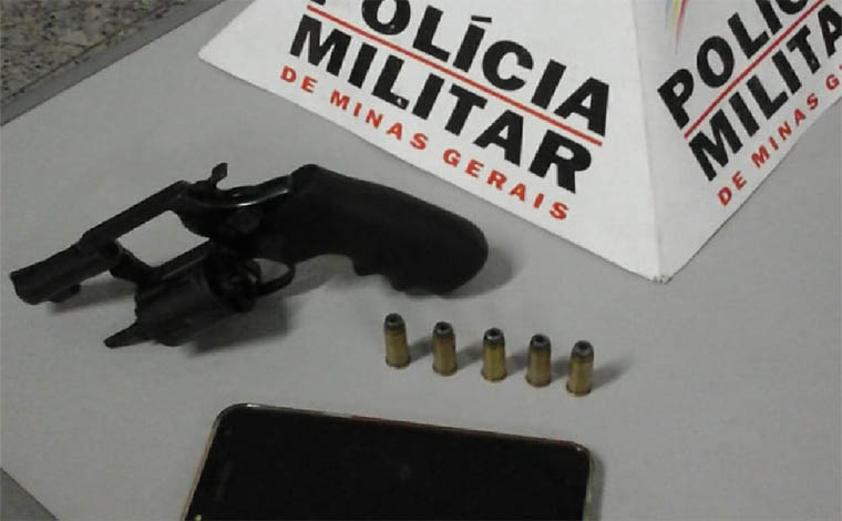 Foto: PMMG - Verificando denÃºncia, PolÃ­cia Militar realizou dirigÃªncia na casa do autor e encontrou muniÃ§Ãµes  e um celular que havia sido trocado por drogas, alÃ©m do revÃ³lver calibre. 38