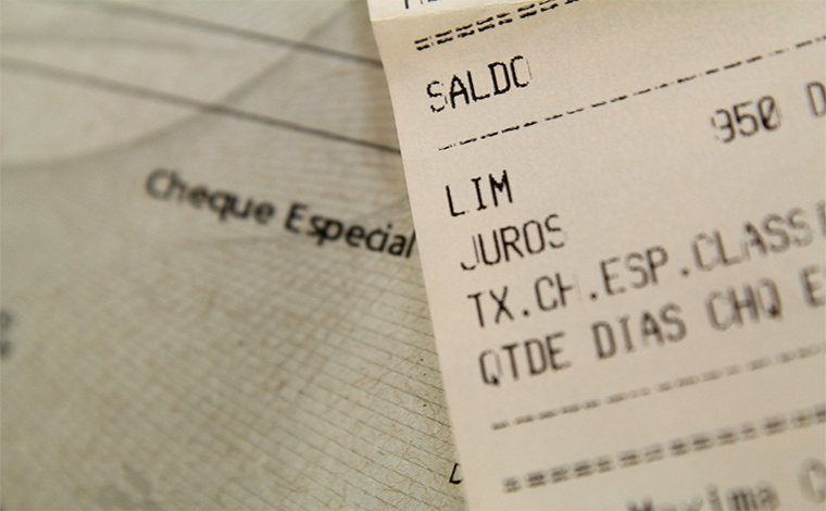 Juros do cheque especial seguem subindo e chegam a quase 325% ao ano