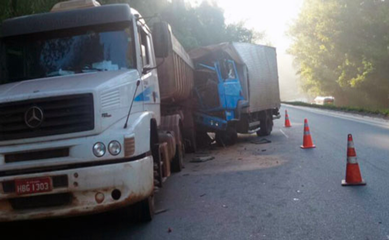 Foto: Expedito Nogueira - VÃ­timas estavam em um caminhÃ£o que se chocou na traseira de uma carreta e teve a cabine esmagada, no trecho em frente a fÃ¡brica de cimentos CauÃª  