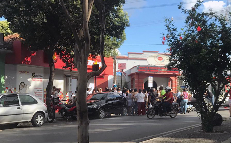 Foto: SeteLagoasNotÃ­cias - ColisÃ£o entre moto e carro aconteceu no cruzamento entre as ruas TeÃ³filo Marques e TeÃ³filo Otoni; Condutora da moto teve que ser socorrida pelo Samu