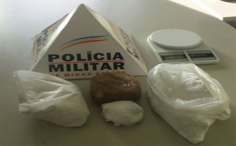 Foto: PMMG - Dono da droga dispensou a mochila onde levava tambÃ©m uma balanÃ§a de precisÃ£o e conseguiu fugir em uma moto escura sem placa