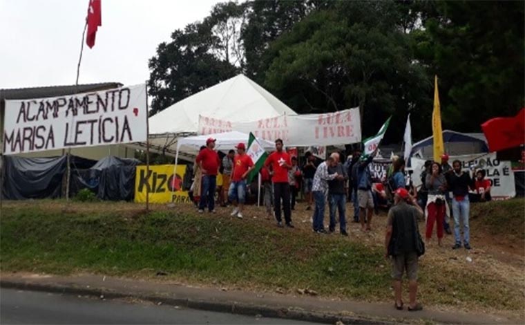 Defensores de Lula são atacados a tiros em acampamento em Curitiba