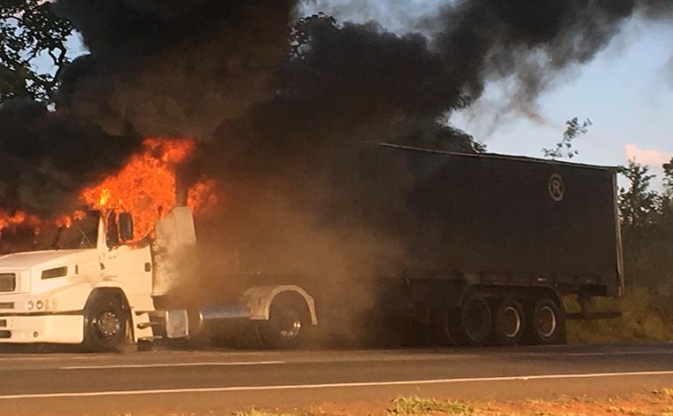 Carreta pega fogo e causa congestionamento na BR 040