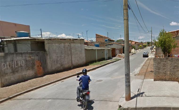 Foto: Street View -  Tentativa de homicÃ­dio durante o fim de semana ocorreu na Rua Hugo GuimarÃ£es Pereira; Autor estÃ¡ foragido