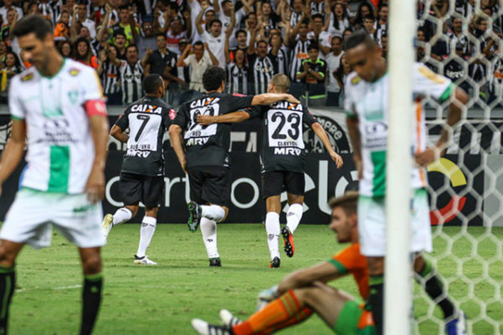 Galo vence Coelho e diminui distância para o líder Palmeiras