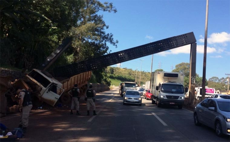 Foto: DivulgaÃ§Ã£o / PMRv -  Motorista alegou ter jogado o veÃ­culo contra o equipamento para evitar um acidente ainda pior, jÃ¡ que teve problemas com o freio; TrÃ¡fego no sentido VitÃ³ria deve ter novas interdiÃ§Ãµes