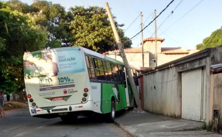 Ônibus desgovernado derruba muro de casa no Bairro Orozimbo Macedo