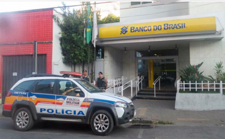 Foto: Expedito Nogueira -  PolÃ­cia conseguiu prender um suspeito, morador de Belo Horizonte;  Carro clonado usado pelos criminosos foi encontrado abandonado