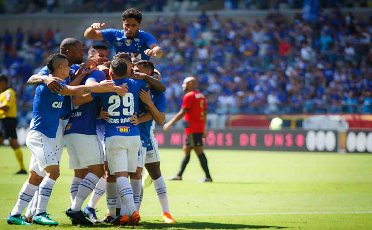 Foto: Ana Maria Silva - Time celeste impÃ´s o ritmo e dominou o adversÃ¡rio durante quase toda a partida; MÃ£e do volante Lucas Silva ficou encarregada de fazer o registro fotogrÃ¡fico