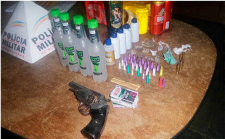 Foto: ReproduÃ§Ã£o - PolÃ­cia chegou ao local apÃ³s denÃºncias de que disparos de armas de fogo foram feitos em um sÃ­tio do Bairro Parque dos Bandeirantes; VÃ¡rios adolescentes participavam da festa ''regada'' a drogas de vÃ¡rios tipos