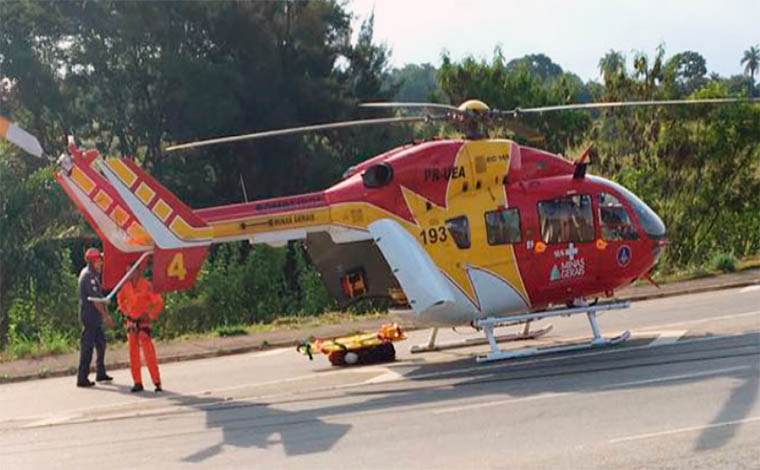 Foto: Por Dentro de Tudo - Carro com placa de Luz caiu em ribanceira de cerca de 15 metros, na altura do Trevo de Pedro Leopoldo; HelicÃ³ptero dos bombeiros precisou ser usado no resgate Ã s vÃ­timas