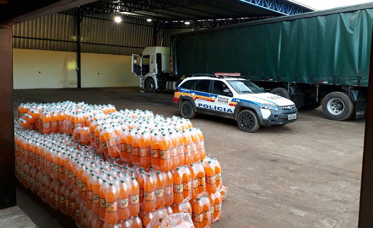 Fotos: PMMG - Homens armados renderam o motorista do veÃ­culo que transportava refrigerantes em Sete Lagoas e o abandonaram na estrada de acesso a Cachoeira da Prata