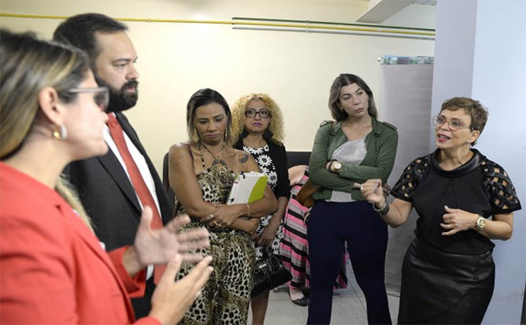 Visita de deputados a unidade de saúde revela descaso com transexuais