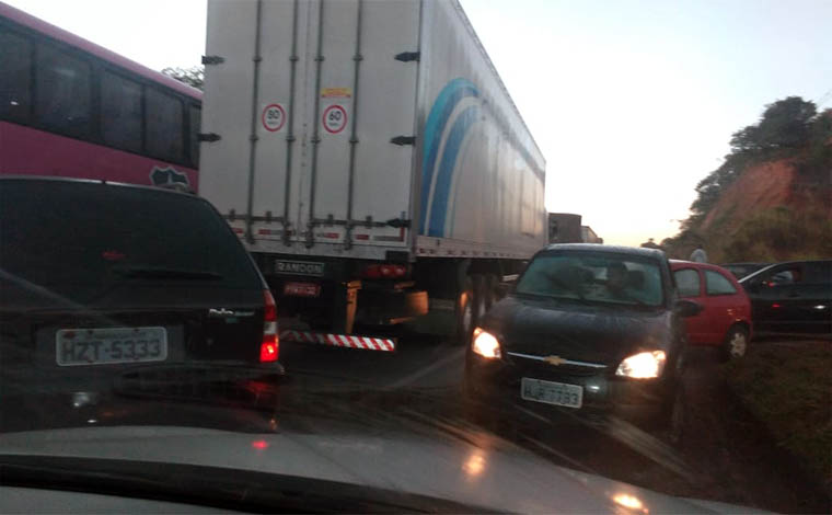 Foto: Via WhatsApp - Congestionamento chegava a 5 km por volta das 9h, na altura de RibeirÃ£o das Neves