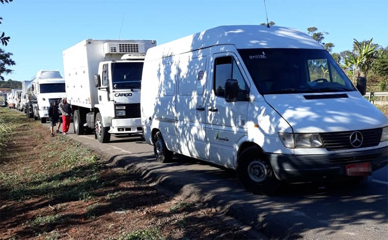 Foto: Via WhatsApp - Congestionamento na rodovia chegou a 6 KM por volta das 9h35, desde o ponto de interdiÃ§Ã£o em RibeirÃ£o das Neves 