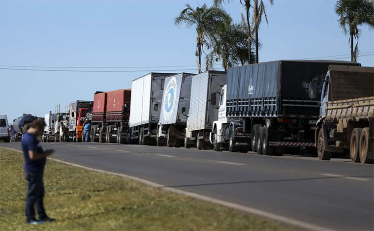 Foto: Marcelo Camargo/ EBC - Protestos de caminhoneiros contra o preÃ§o do diesel sÃ£o feitos em 13 estados, sendo Minas Gerais o mais afetado, com 13 interdiÃ§Ãµes em trechos de rodovias federais