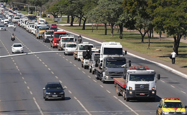 Caminhoneiros seguem fechando rodovias contra o preço do diesel