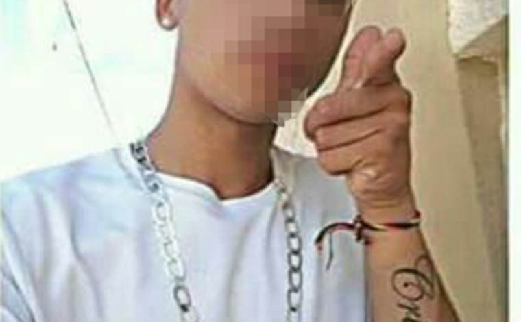 Foto: Via WhatsApp - VÃ­tima jÃ¡ tinha passagens pela PolÃ­cia e foi alvejada no portÃ£o de casa, depois de ter sido chamada por trÃªs homens ainda nÃ£o identificados; MotivaÃ§Ã£o do crime tambÃ©m Ã© desconhecida