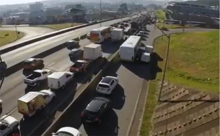 Foto: Youtube - Pistas estÃ£o fechadas na BR 381 desde o Bairro PTB, em Betim, atÃ© a entrada da Refinaria Gabriel Passos, da PetrobrÃ¡s