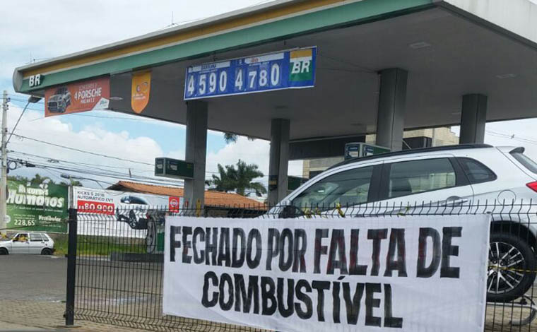 Fotos: Via WhatsApp - CombustÃ­veis jÃ¡ estÃ£o em falta em grande parte dos locais de revenda na cidade e nÃ£o hÃ¡ previsÃ£o para o fim da paralisaÃ§Ã£o dos caminhoneiros