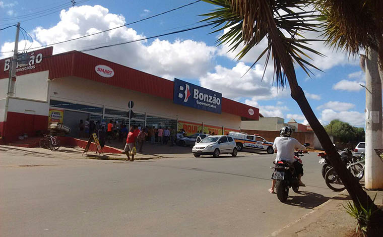 Foto: Via WhatsApp - Jovem de 21 anos correu para o interior de um supermercado para fugir do agressor e assustou clientes e funcionÃ¡rios; Samu compareceu ao local para prestar socorro