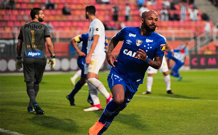 Foto: Bruno Haddad - Raposa mostrou bom toque de bola e dominou o jogo contra o Santos, no Pacaembu; Time subiu na tabela de classificaÃ§Ã£o