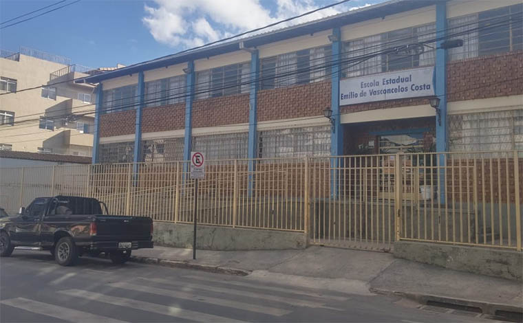 Fotos: Ana AmÃ©lia Maciel - Escolas municipais e estaduais amanheceram com portÃµes fechados e nÃ£o haverÃ¡ aula tambÃ©m nesta terÃ§a-feira 