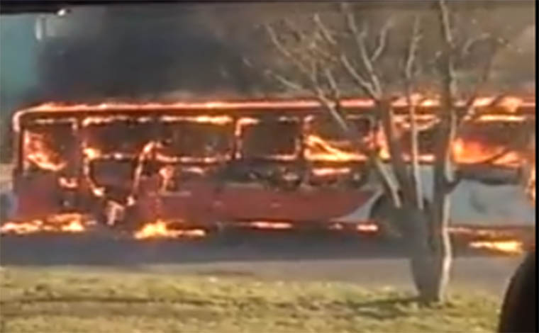 Coletivo é incendiado no Trevo de Ribeirão das Neves, na BR 040