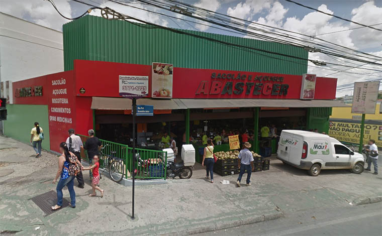 Foto: Street View - De posse de uma pistola bereta, assaltante invadiu estabelecimento localizado na Rua Senhor dos Passos e levou o dinheiro do caixa