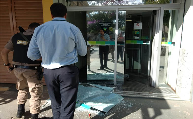 Fotos: Via WhatsApp - Bandidos armados invadiram uma agÃªncia do Sicoob, atiraram contra policiais militares e fugiram levando refÃ©ns por uma estrada vicinal