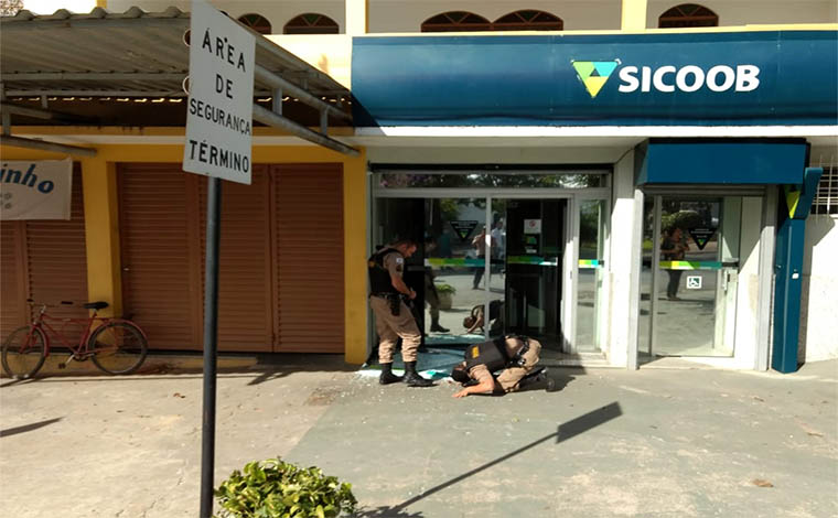 Foto: Via WhatsApp - Eles roubaram a agÃªncia no centro da cidade, fizeram refÃ©ns e fugiram em direÃ§Ã£o a um matagal; PM segue na captura dos demais criminosos 