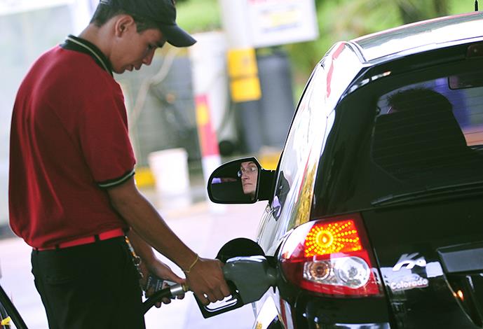 Mesmo com protestos, Governo autoriza aumento de 2,25% no valor da gasolina