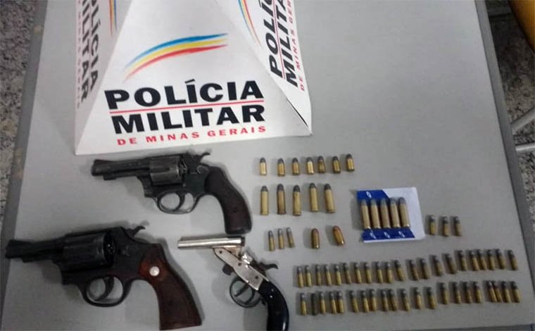 Homem é preso transportando armas em carro de luxo